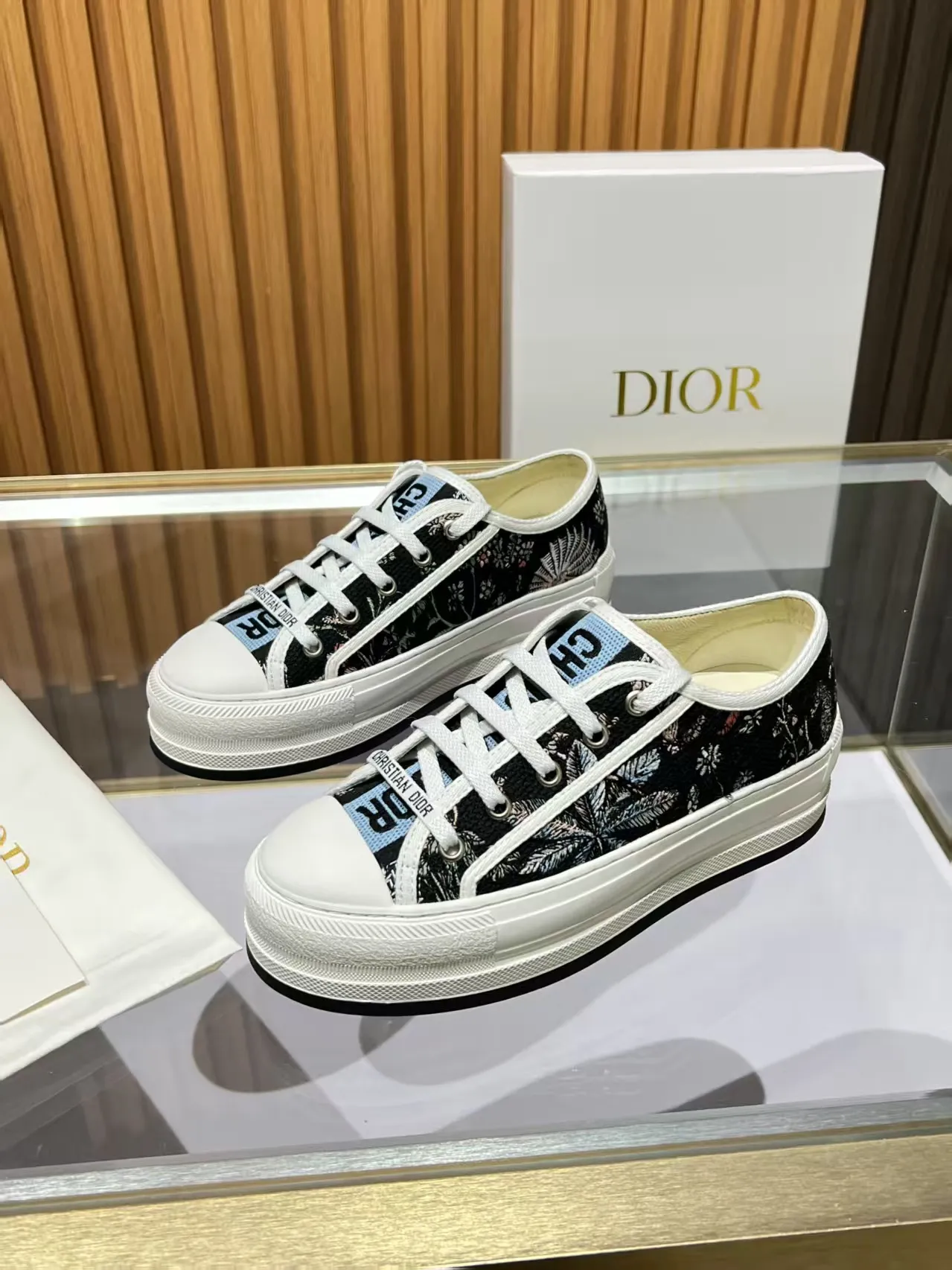 👟👟Ex-factory price 520👟👟 Walk‘n’Dior embroidered mid-top casual shoes are new in 2025. On the fashion stage, Dior embroidered shoes are the well-deserved protagonist. Delicate stitching is used on the upper, every stitch is devoted to the craftsman's efforts, and every thread is woven with artistic poetry. From complex floral patterns to smart geometric textures, embroidery is like the magic that gives shoes life, allowing them to show dynamic beauty even in static conditions.   Wearing Dior embroidered shoes feels like stepping into a dream world full of art. It is not only a pair of shoes, but also a walking piece of art that perfectly integrates fashion and culture. Whether you are strolling on the bustling city streets or attending important social occasions, Dior embroidered shoes can add unique charm to your style and become the focus of everyone's attention.   Choosing Dior embroidered shoes means choosing a persistent pursuit of quality and a unique understanding of fashion. Let it accompany you through every wonderful moment and leave your own fashion mark.  Material: Sheepskin lining, feet, silk cowhide, size 35-41, heel height 5cm